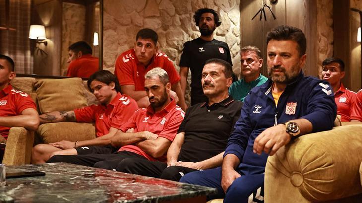 Mecnun Otyakmaz, Sivasspor’da teknik heyet ve futbolcularla vedalaştı!